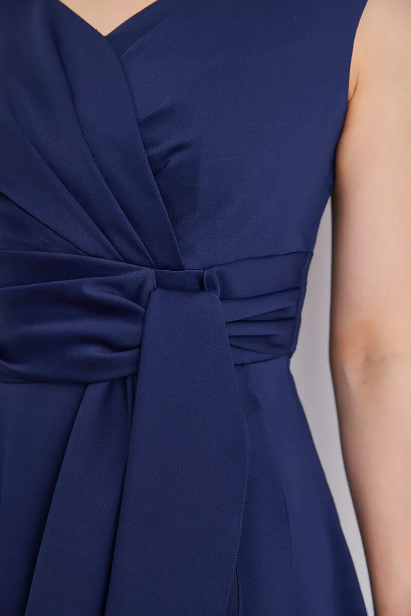 ネイビーのドレープスカートサテンドレス
