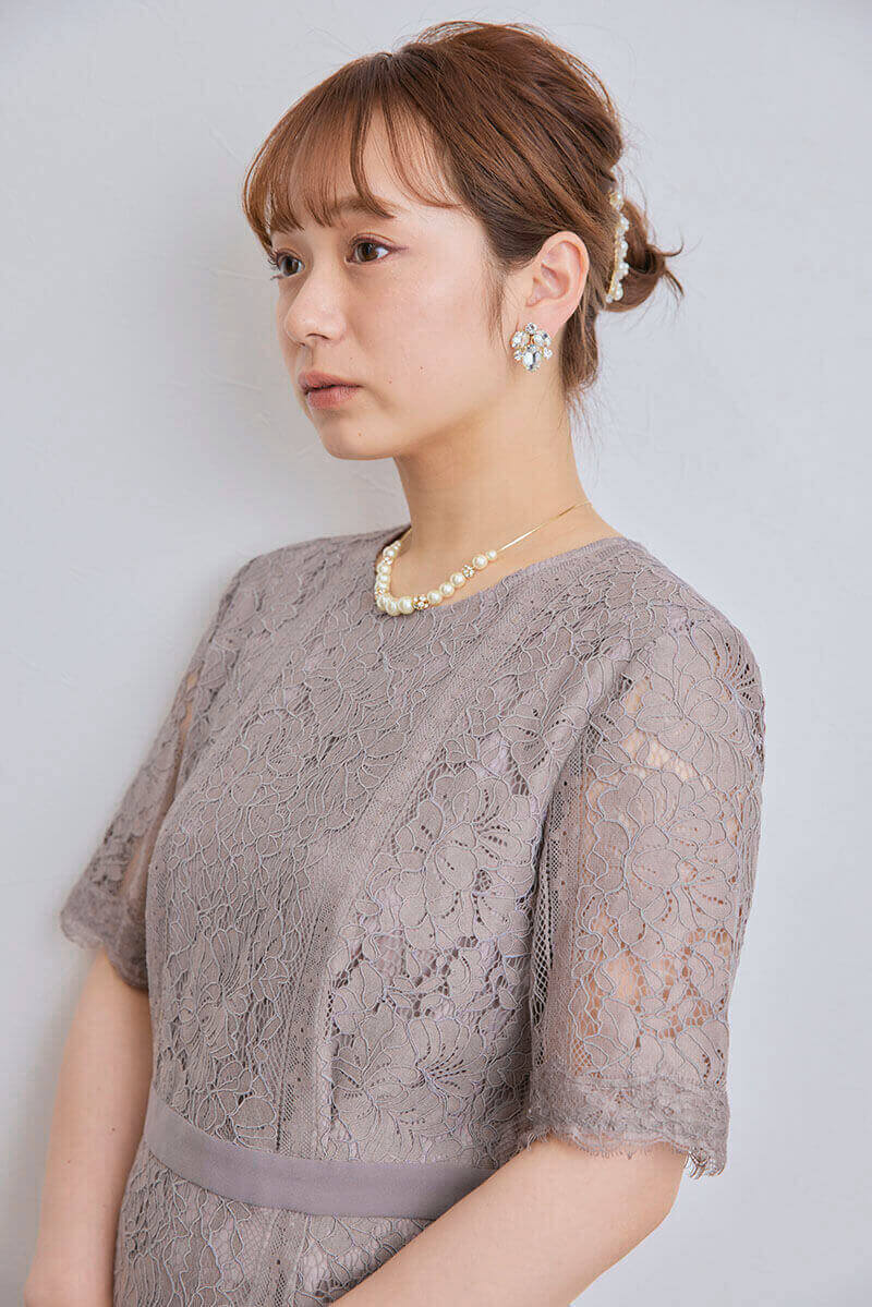 グレージュのパネルレースIラインドレス