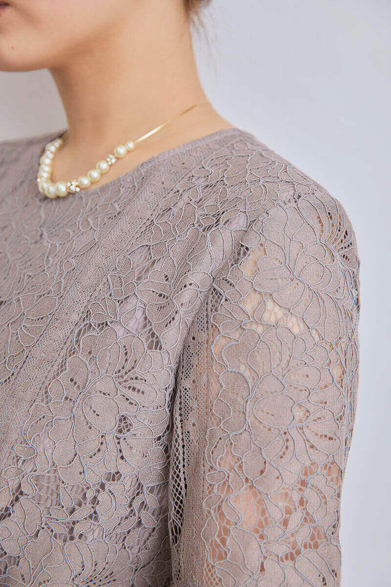 グレージュのパネルレースIラインドレス