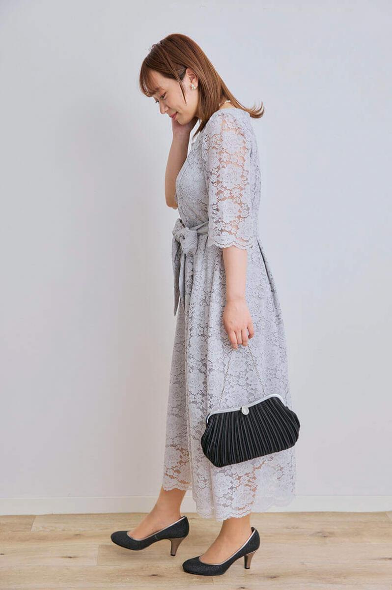 ライトグレーの授乳口付きマタニティドレス