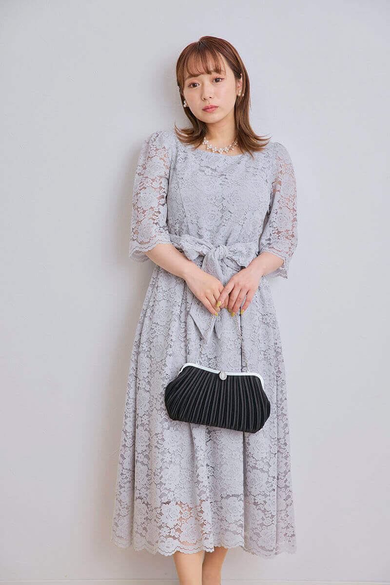 ライトグレーの授乳口付きマタニティドレス