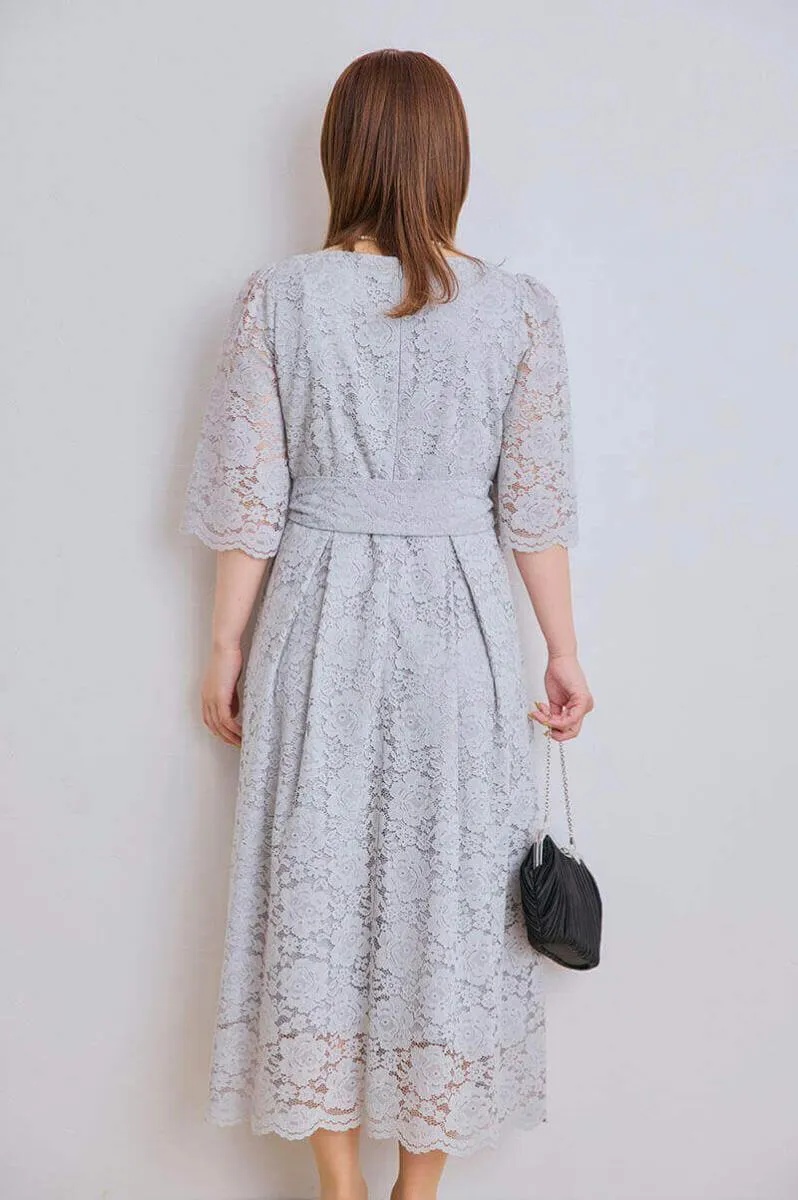 ライトグレーの授乳口付きマタニティドレス