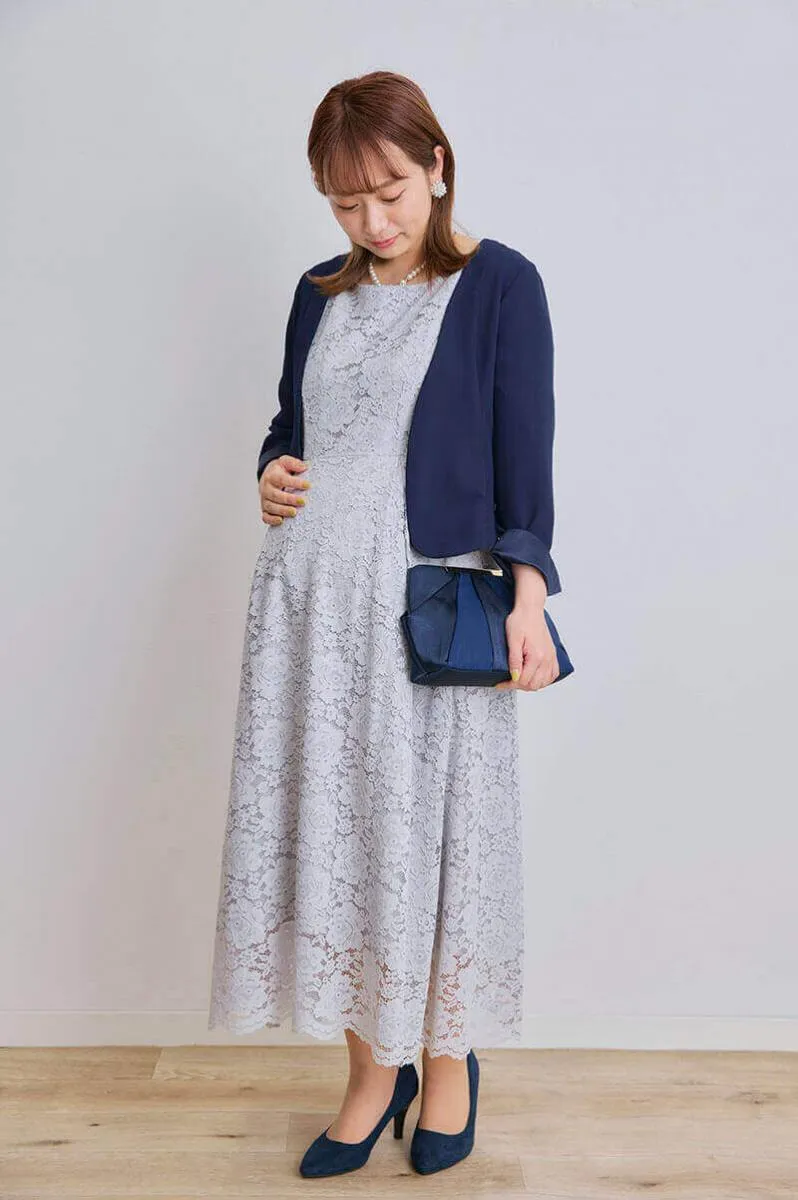 ライトグレーの授乳口付きマタニティドレス