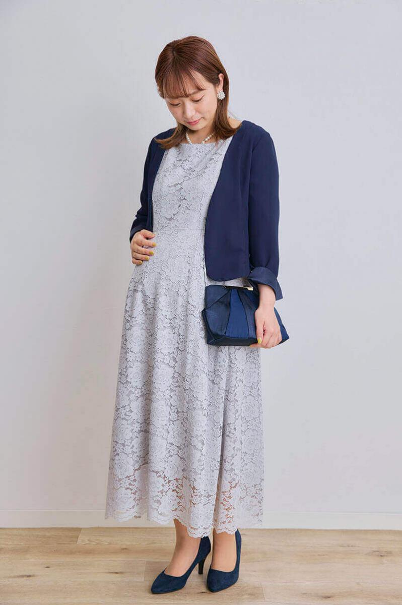 ライトグレーの授乳口付きマタニティドレス