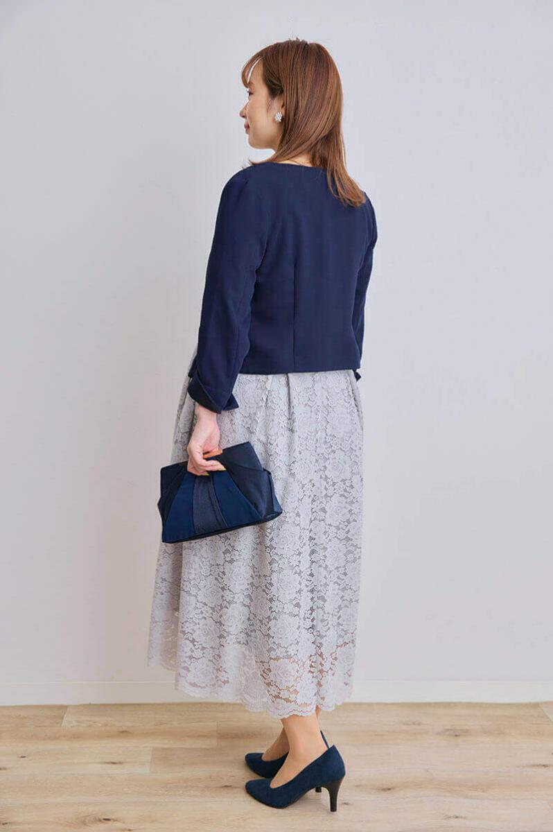 ライトグレーの授乳口付きマタニティドレス