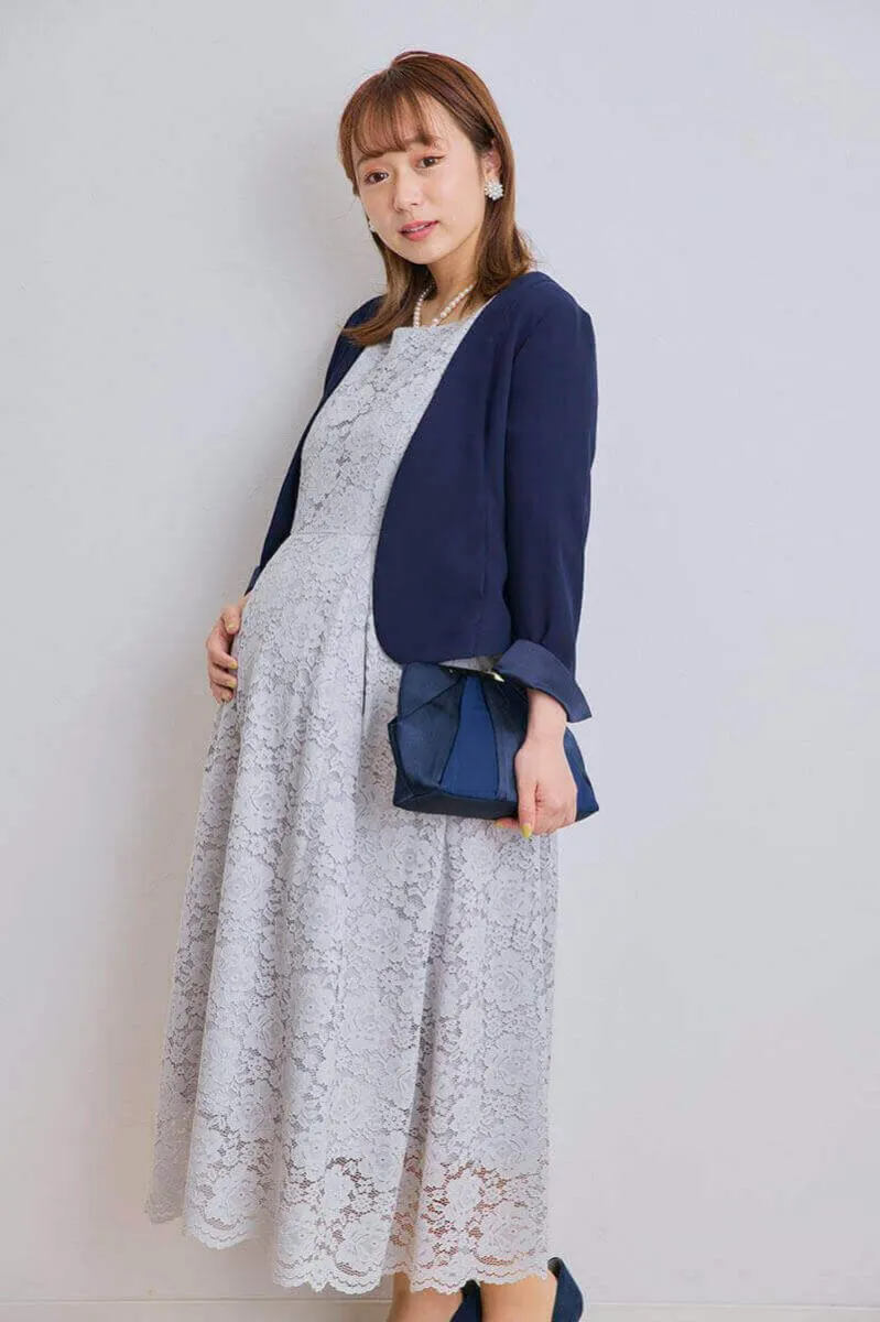 ライトグレーの授乳口付きマタニティドレス