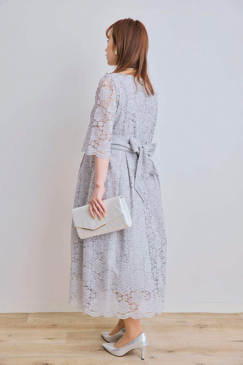 ライトグレーの授乳口付きマタニティドレス