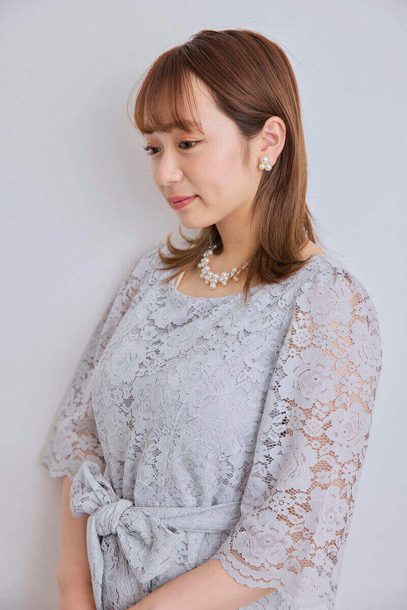 ライトグレーの授乳口付きマタニティドレス