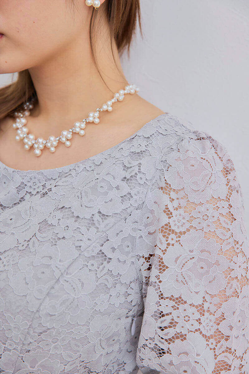 ライトグレーの授乳口付きマタニティドレス