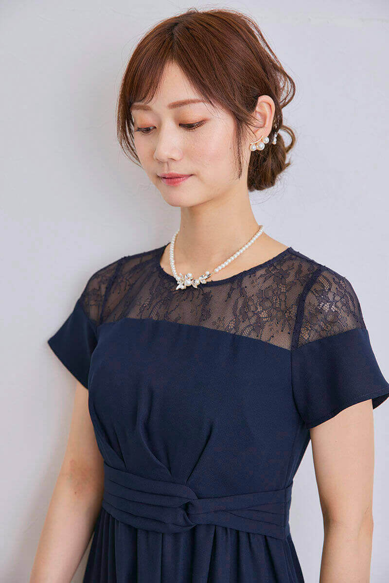 ネイビーのレース切替フレアドレス