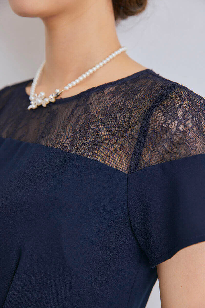 ネイビーのレース切替フレアドレス