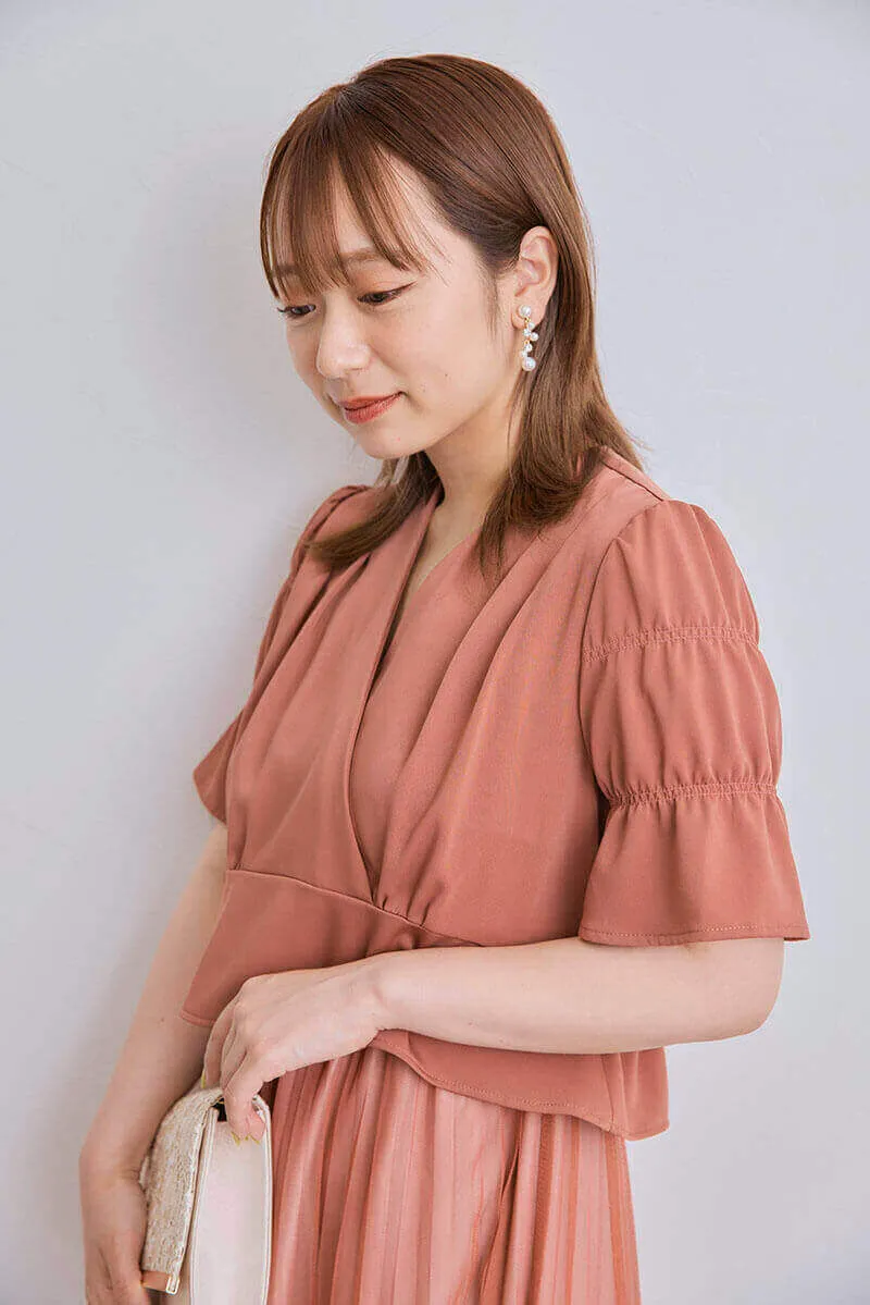 スモークピンクのカシュクールデザインドレス