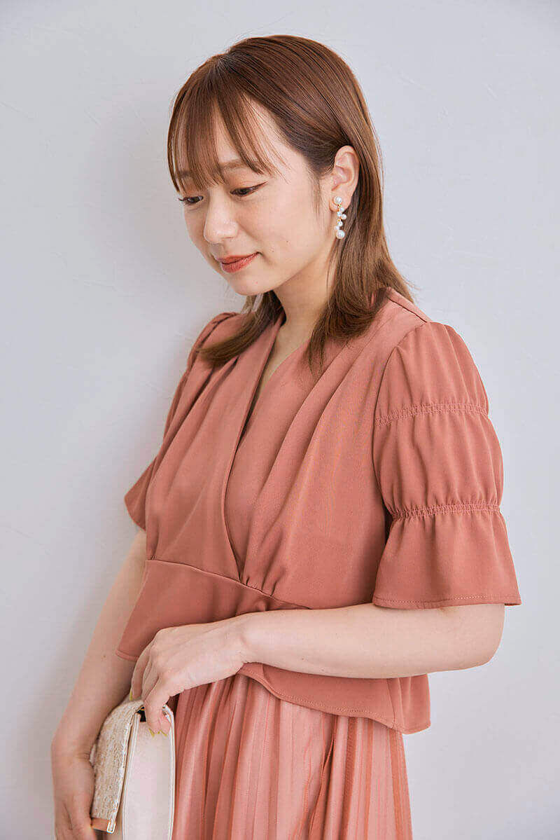 スモークピンクのカシュクールデザインドレス