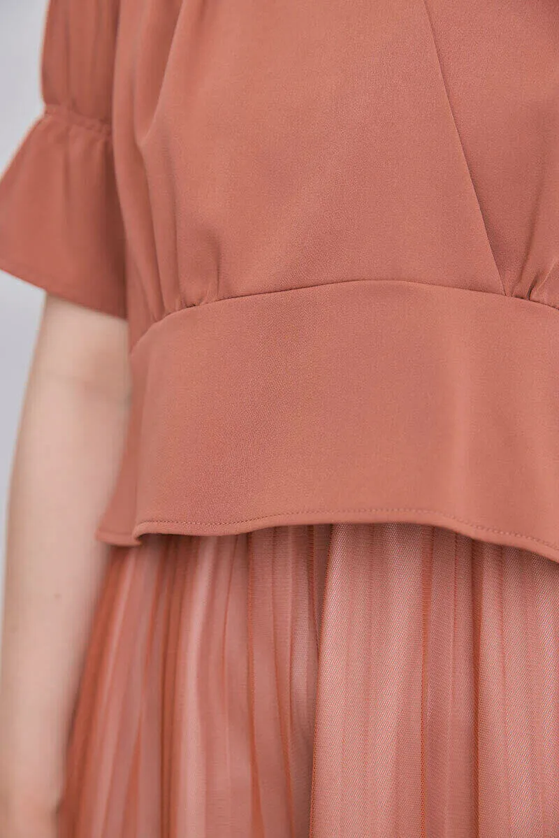 スモークピンクのカシュクールデザインドレス