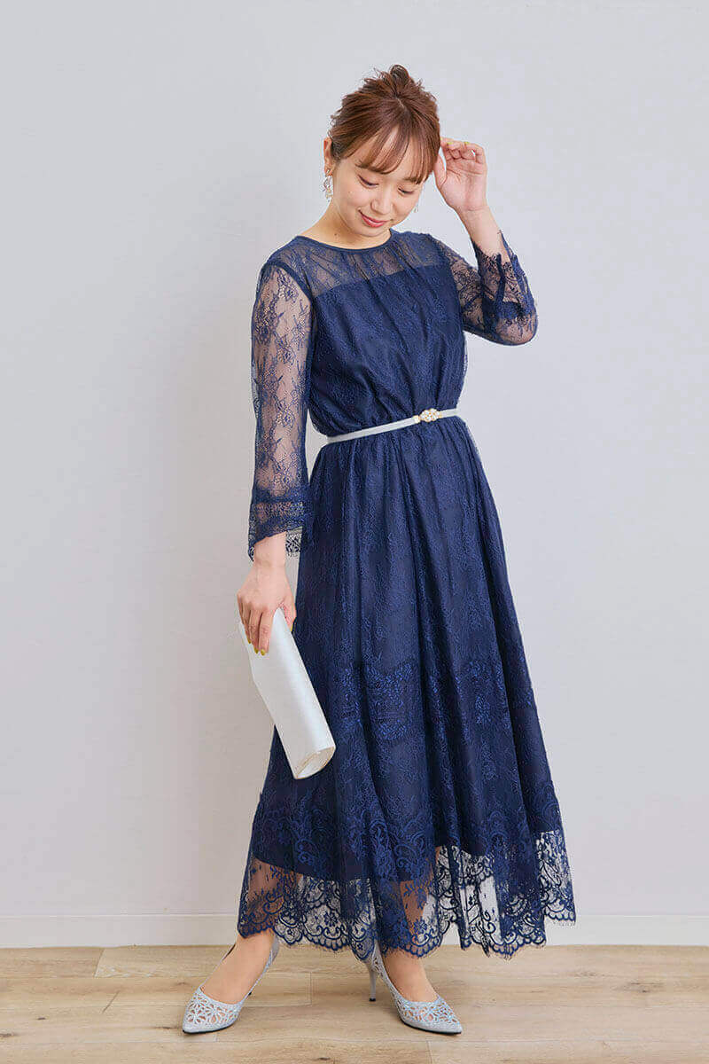 ネイビーのティアードレースドレス