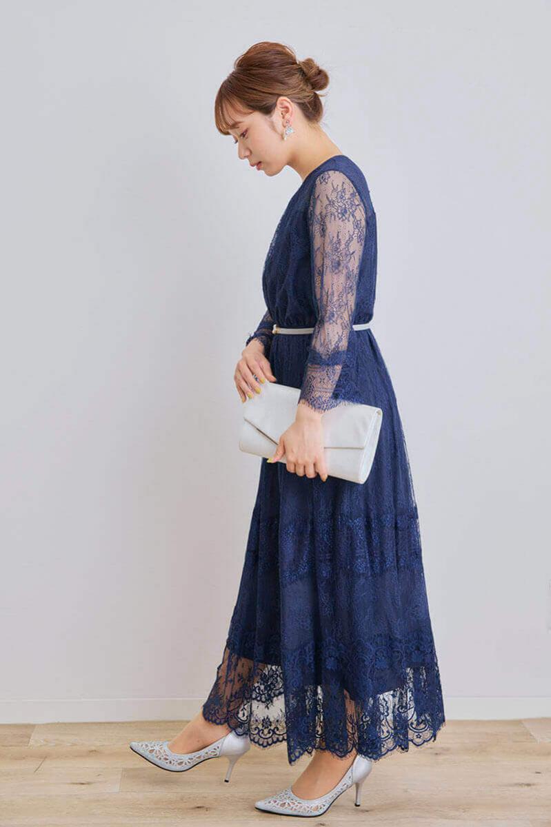 ネイビーのティアードレースドレス
