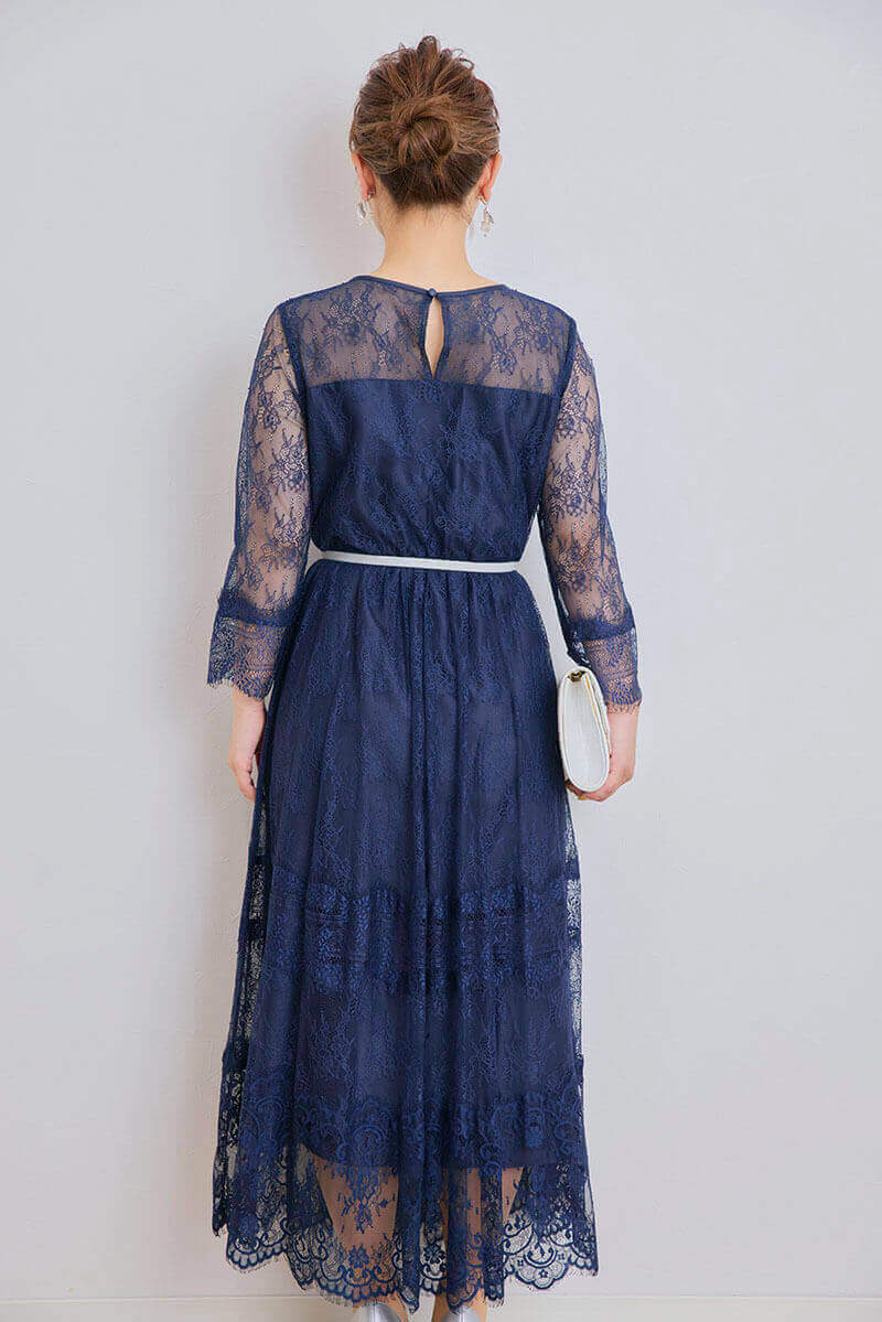 ネイビーのティアードレースドレス
