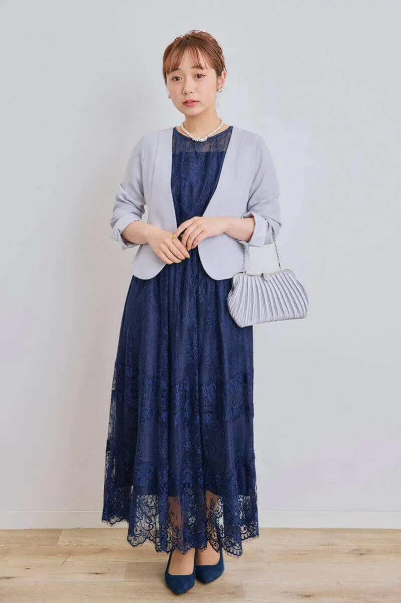 ネイビーのティアードレースドレス