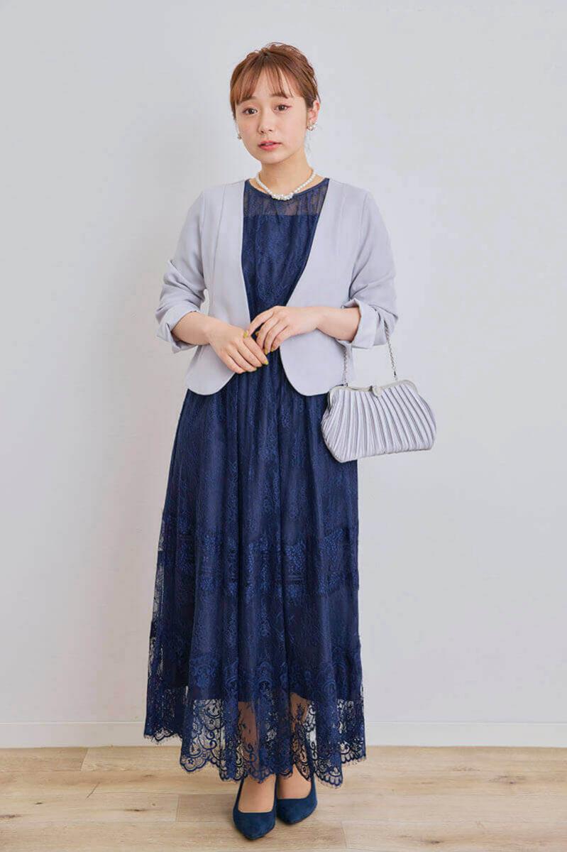 ネイビーのティアードレースドレス