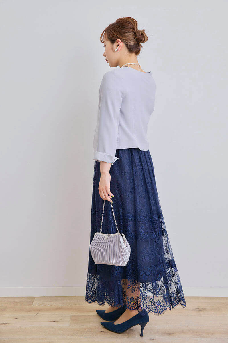 ネイビーのティアードレースドレス