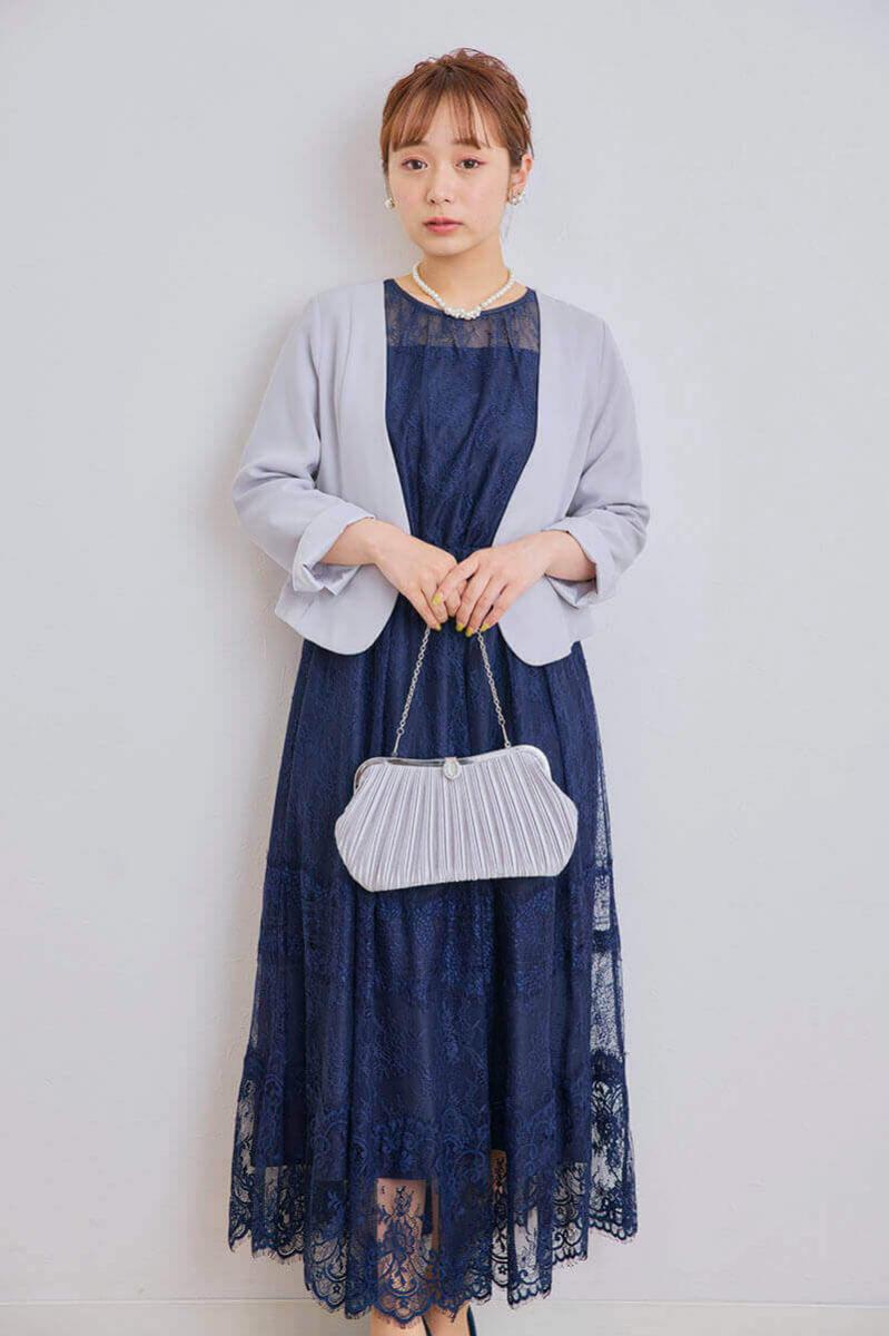 ネイビーのティアードレースドレス