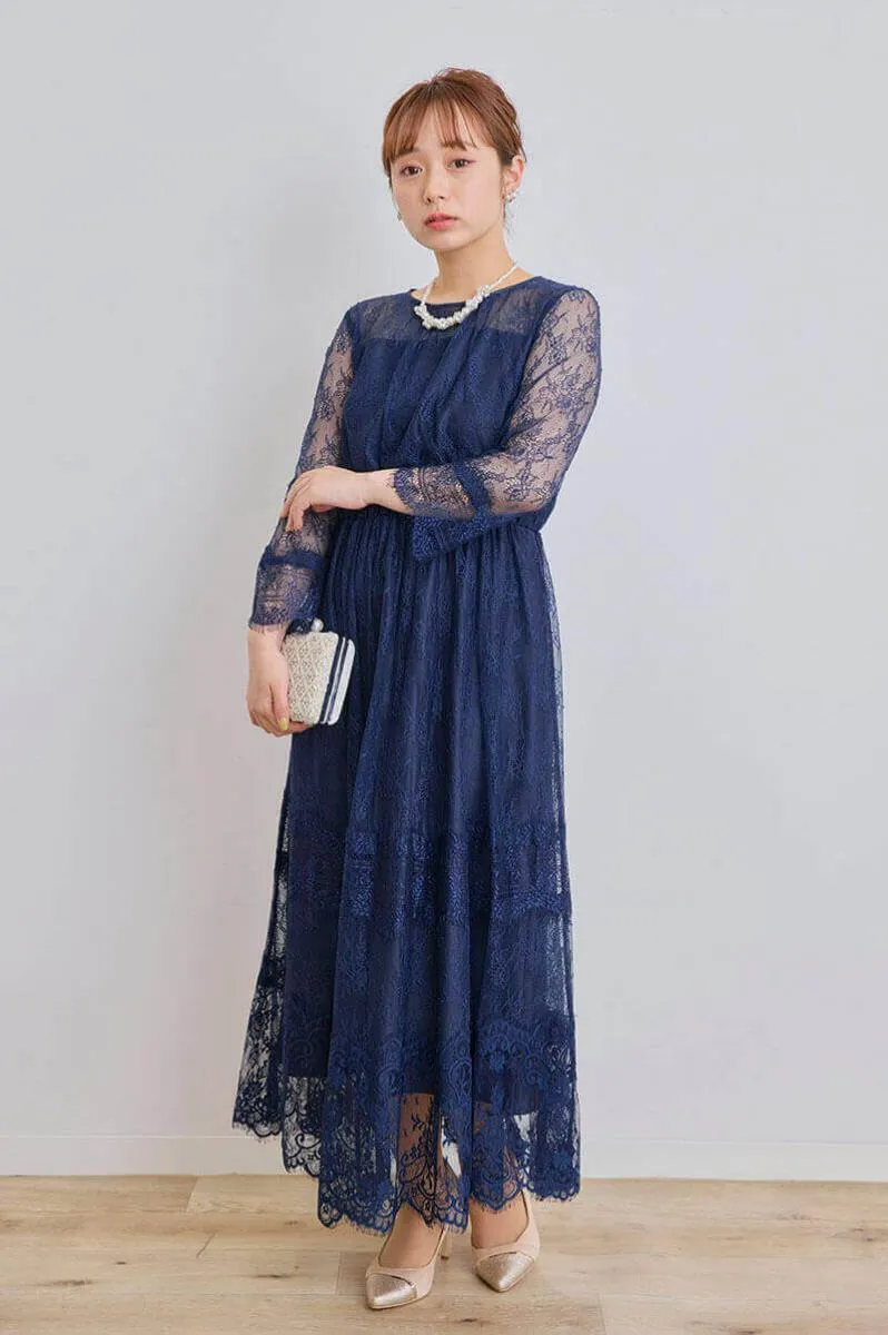 ネイビーのティアードレースドレス