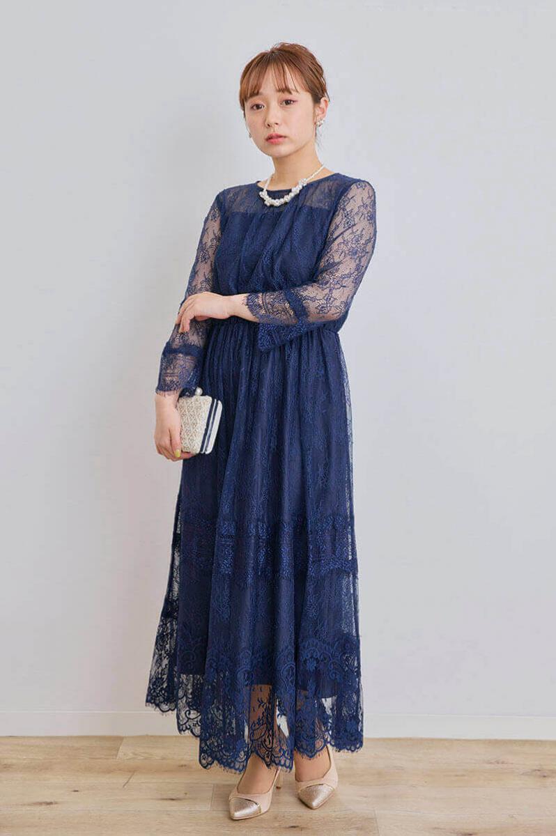 ネイビーのティアードレースドレス