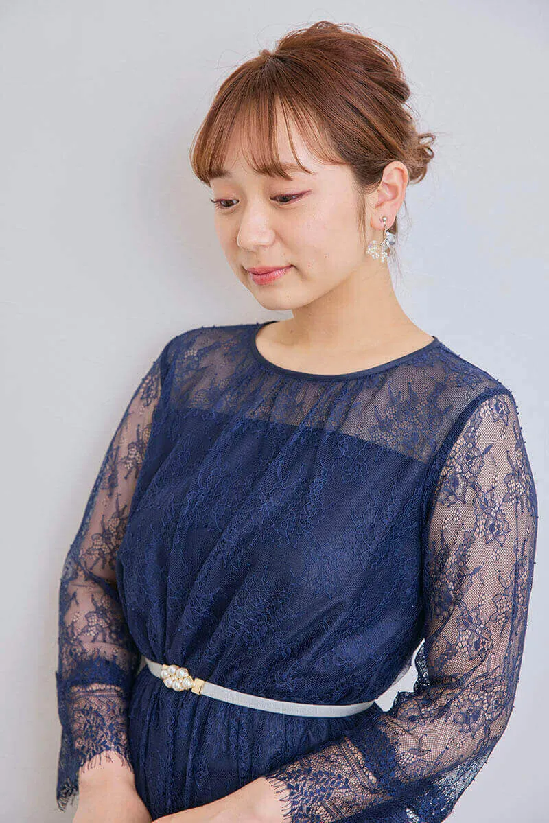 ネイビーのティアードレースドレス