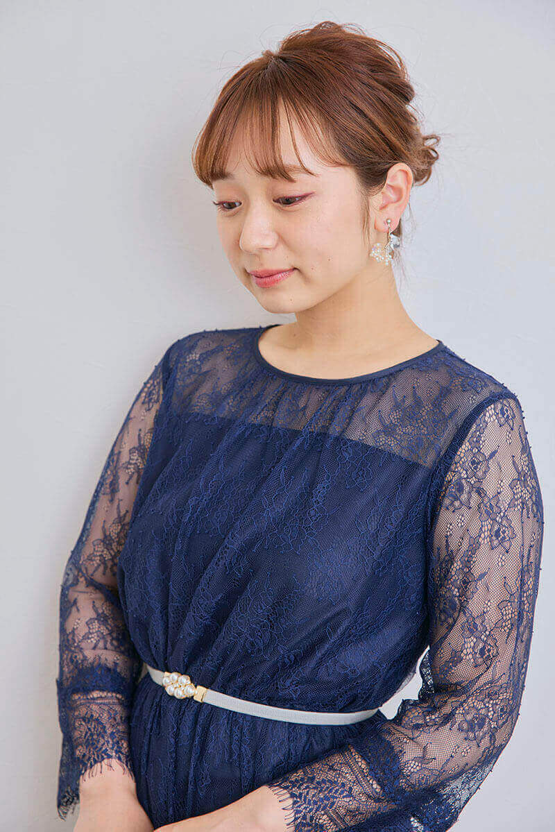 ネイビーのティアードレースドレス