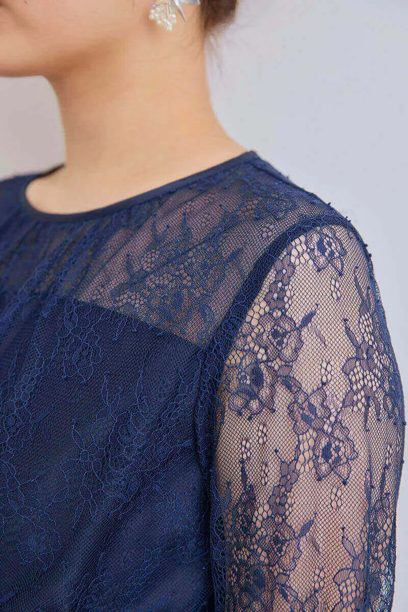 ネイビーのティアードレースドレス