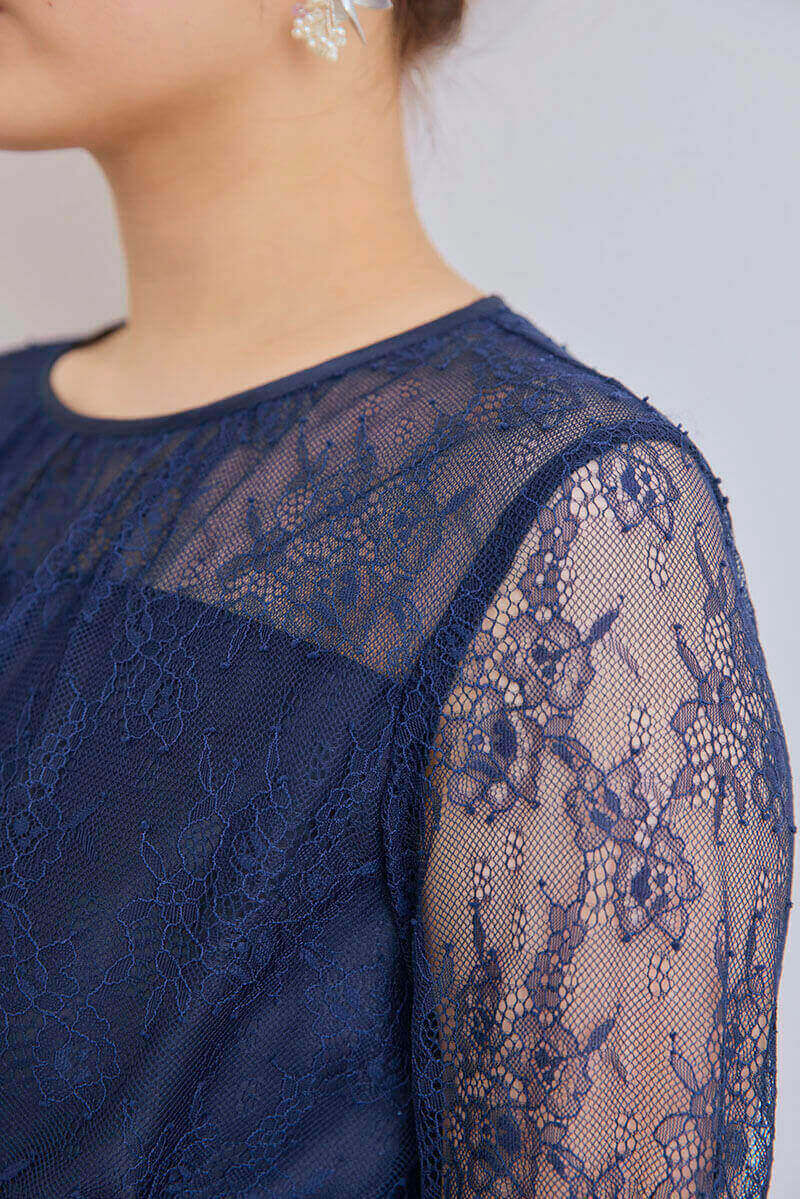 ネイビーのティアードレースドレス