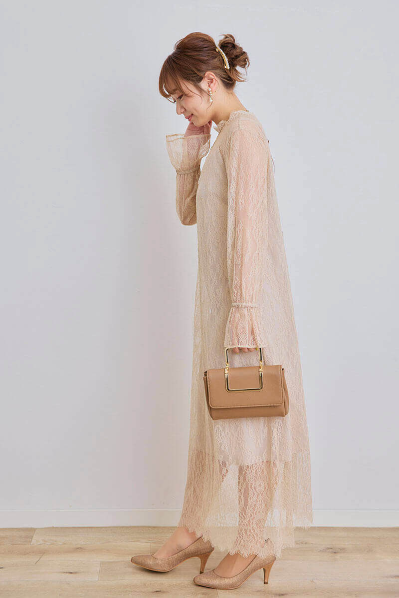 ライトベージュのキャンディスリーブ総レースドレス