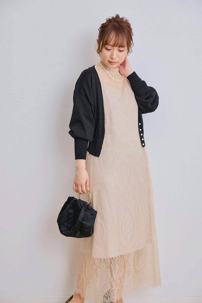 ライトベージュのキャンディスリーブ総レースドレス