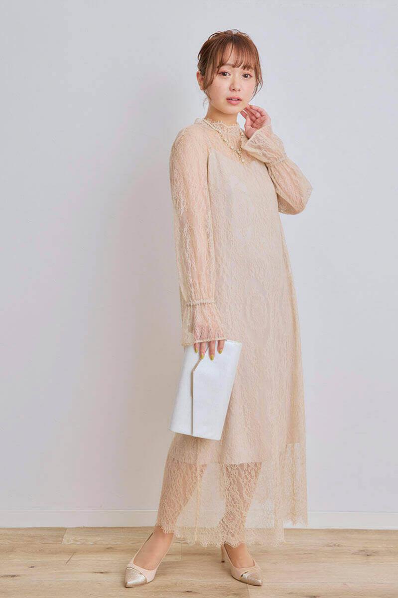 ライトベージュのキャンディスリーブ総レースドレス