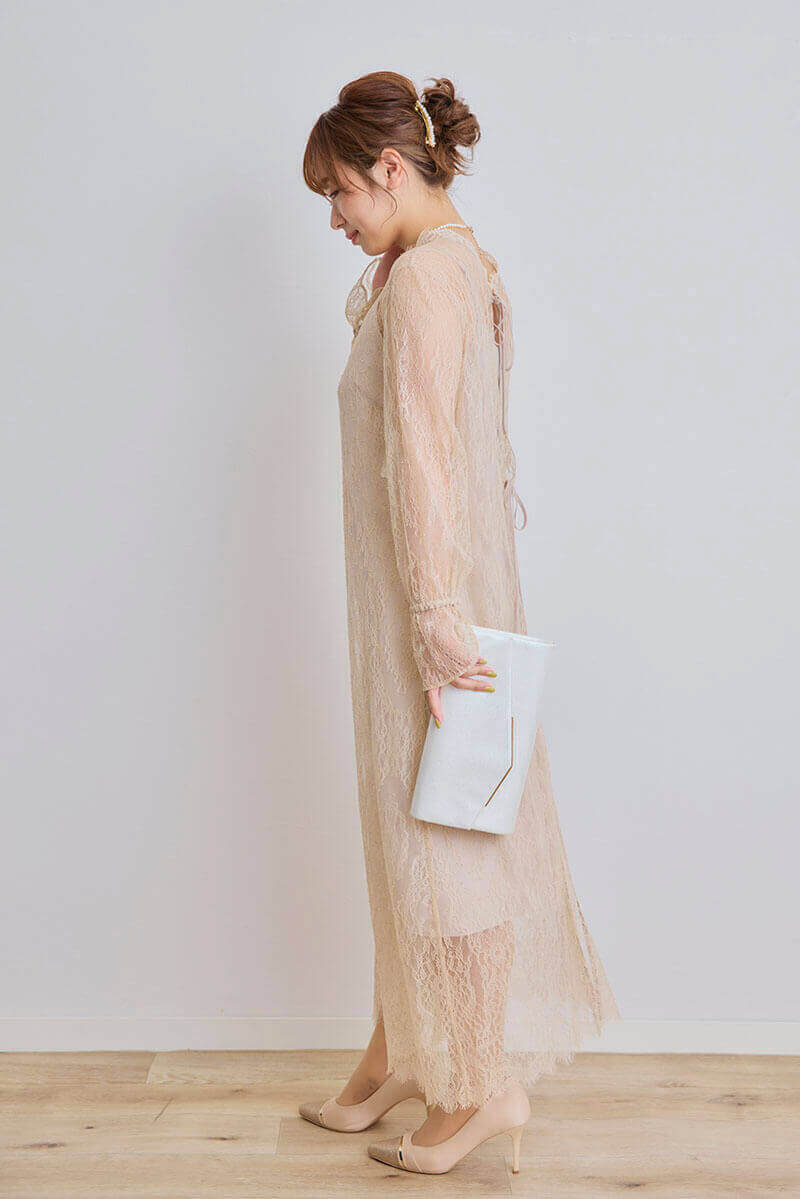 ライトベージュのキャンディスリーブ総レースドレス