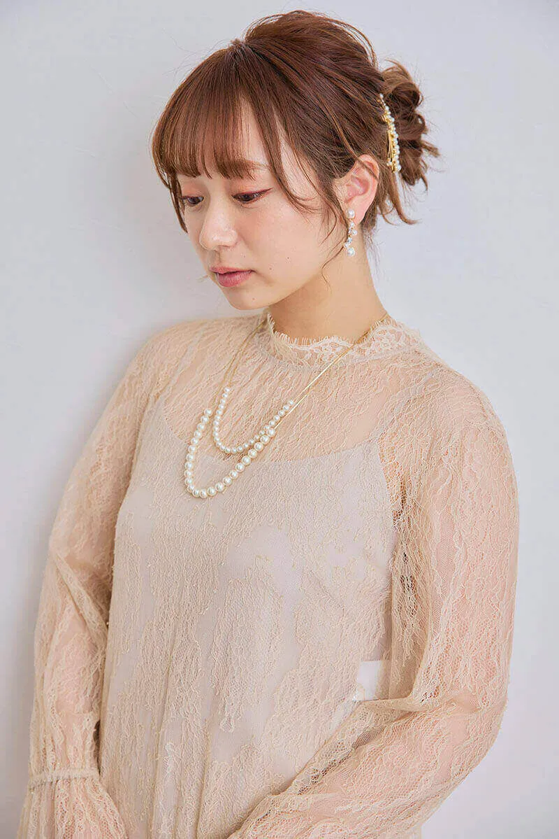 ライトベージュのキャンディスリーブ総レースドレス