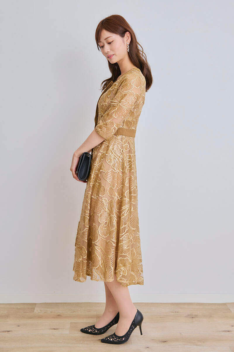 ゴールドの花柄刺繍グリッタードレス