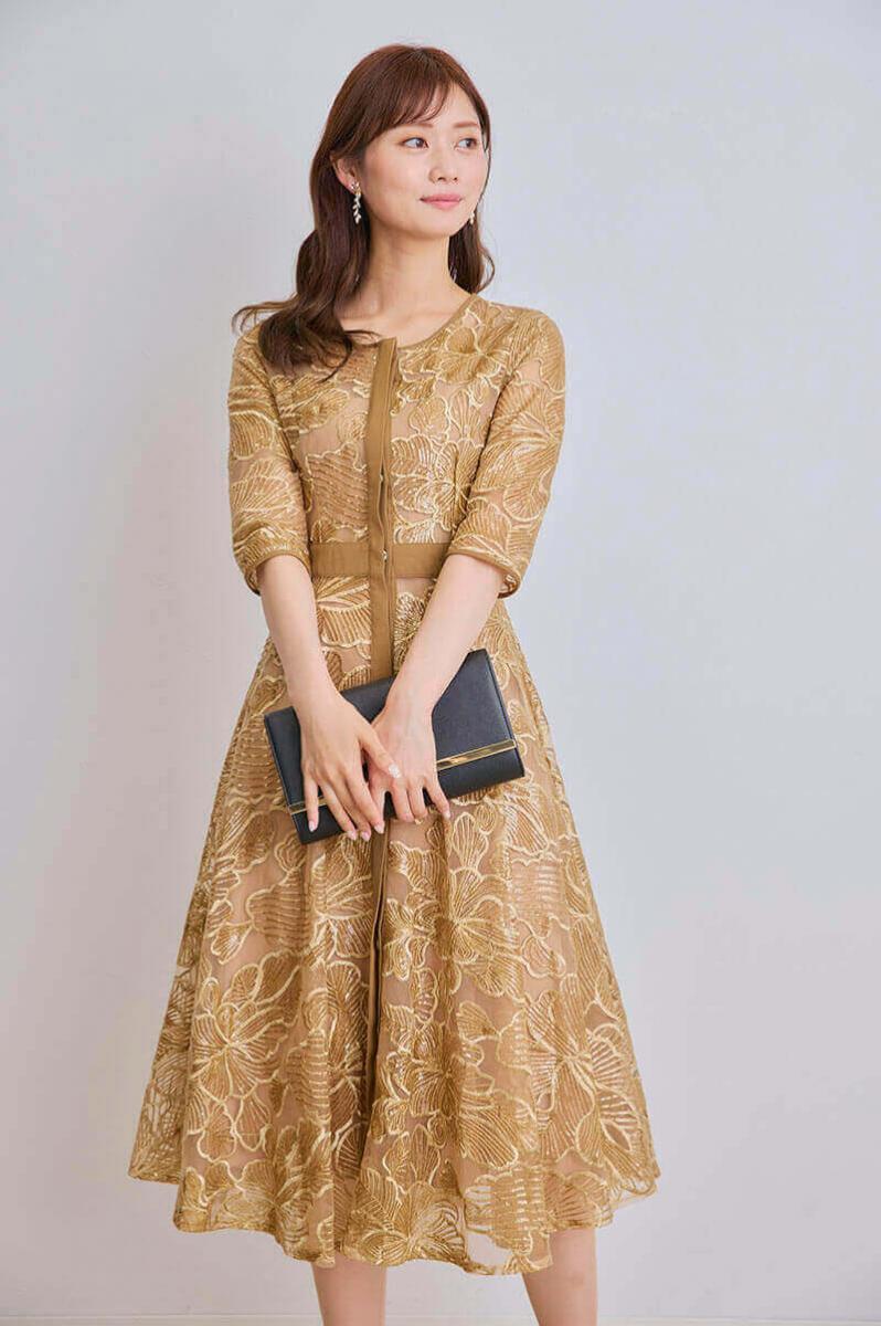 ゴールドの花柄刺繍グリッタードレス