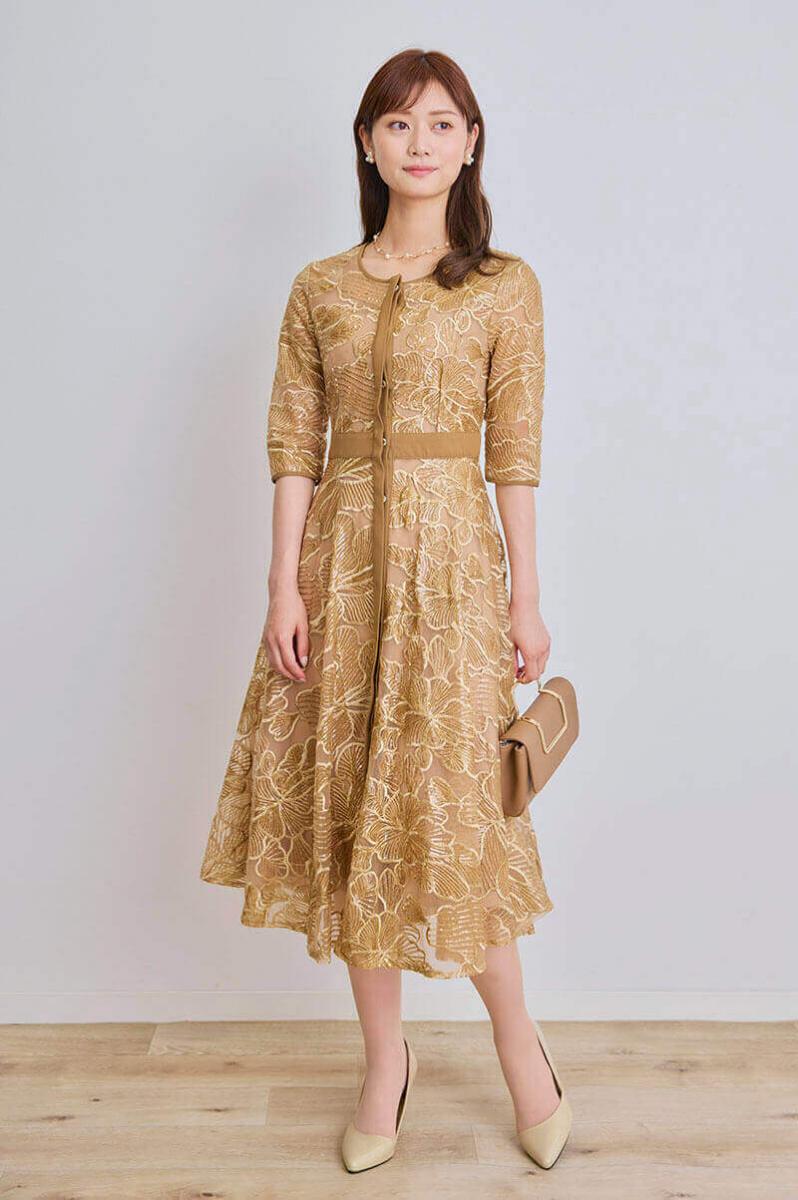 ゴールドの花柄刺繍グリッタードレス