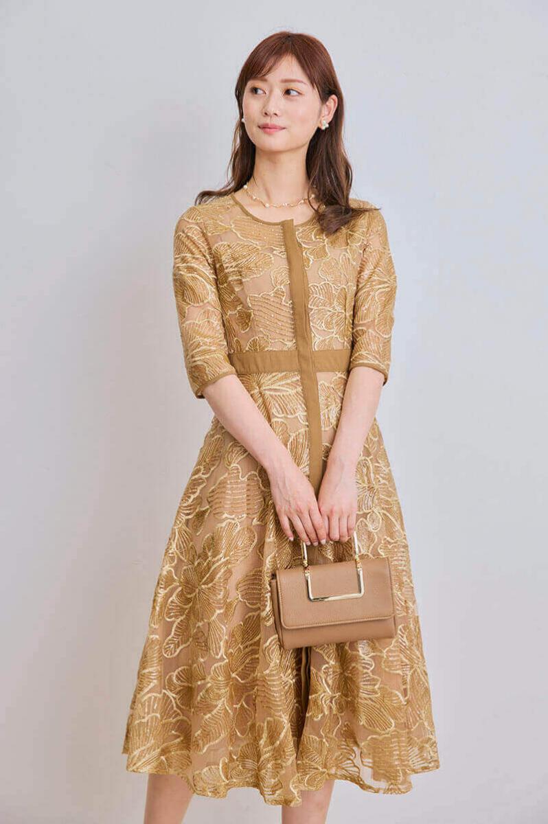 ゴールドの花柄刺繍グリッタードレス