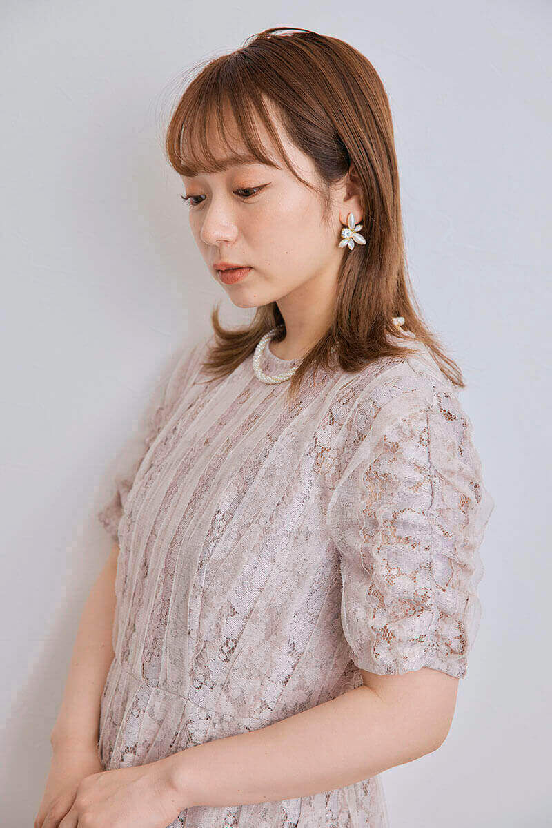 ピンクベージュのリボンチュールエプロンドレス