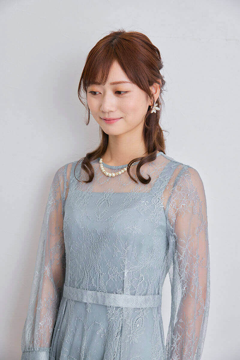 スモーキーグリーンのロングレースガウンドレス