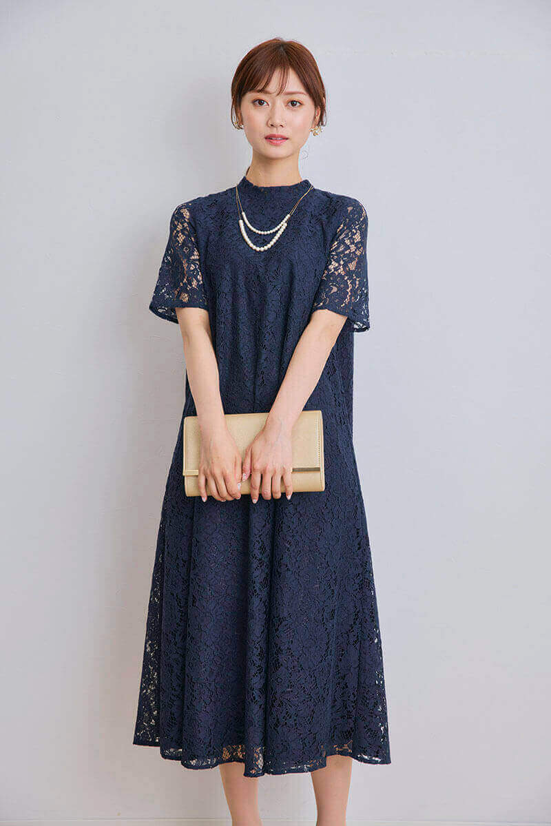 ネイビーのオールレース半袖ドレス
