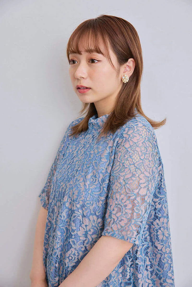 ブルー×ピンクのオールレース半袖ドレス