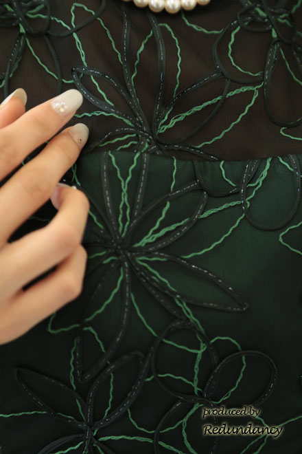 グリーン×ブラックのリボンテープ刺繍花柄ドレス