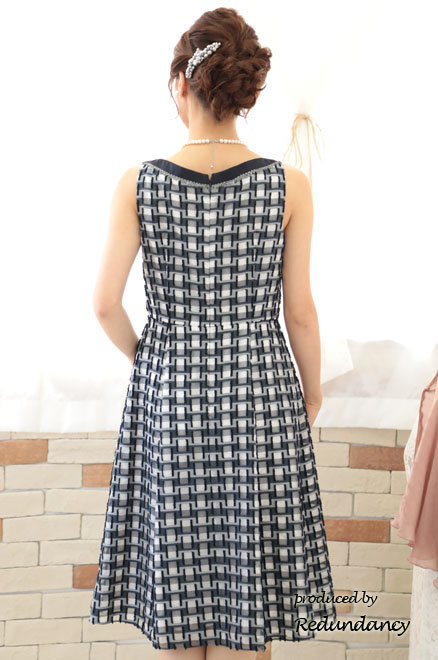 ネイビー×ホワイトのブロックチェックシフォンドレス