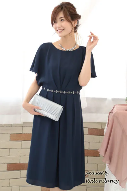 ネイビーのケープ風スリーブウエストビジュードレス