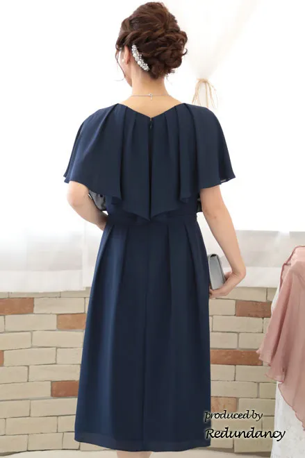 ネイビーのケープ風スリーブウエストビジュードレス