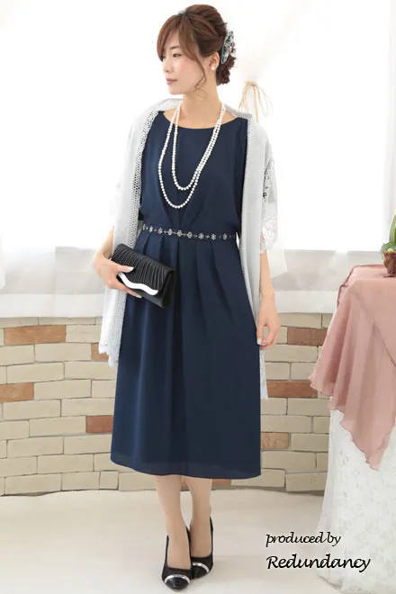 ネイビーのケープ風スリーブウエストビジュードレス