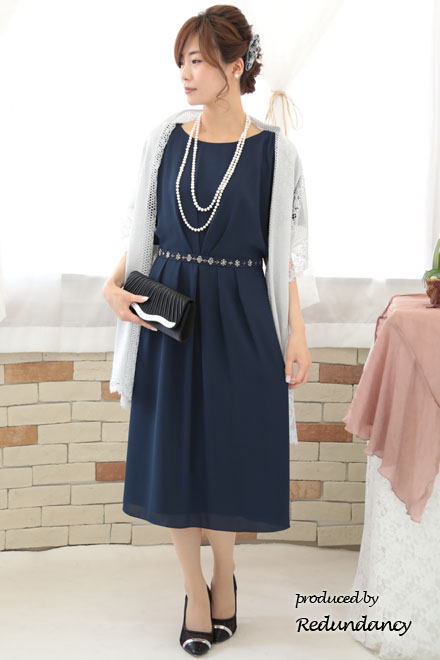 ネイビーのケープ風スリーブウエストビジュードレス
